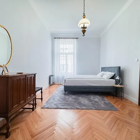Unique & Spacious 3br Historic Flat In Centre Apartment *